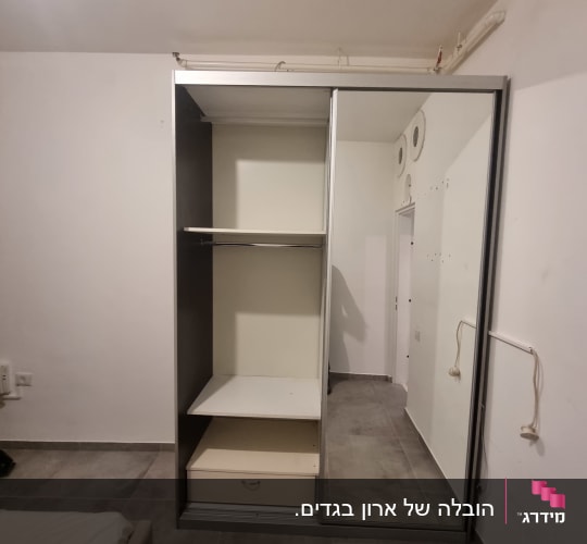 ארון בגדים עם דלתות הזזה ומראה